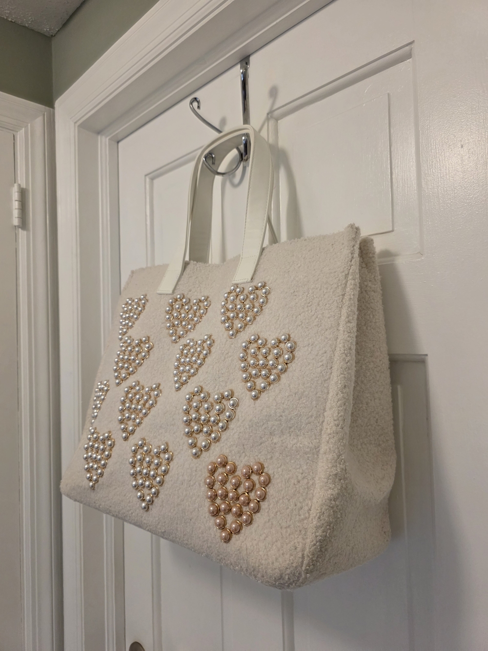 BTB Los Angeles Cream Heart-Pearl Large Tote Bag, Plush Sherpa Material - Picture 2 of 14